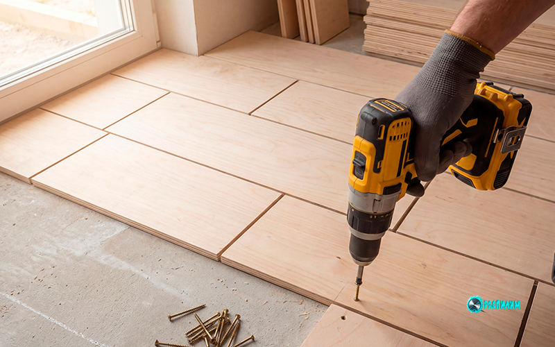 Процесс укладки фанеры на пол